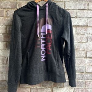 The North Face & it’s trademark half dome is right here. Hoodie in Women’s M 🤗